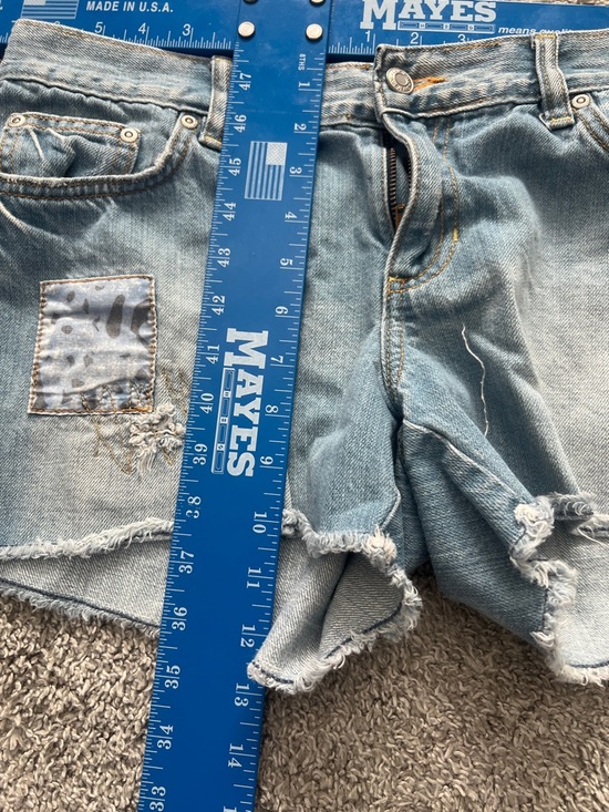 Old Navy Women’s Light Blue Denim Cutoff Patchwork Embroidered Shorts - Size 12 - Picture 4 of 6
